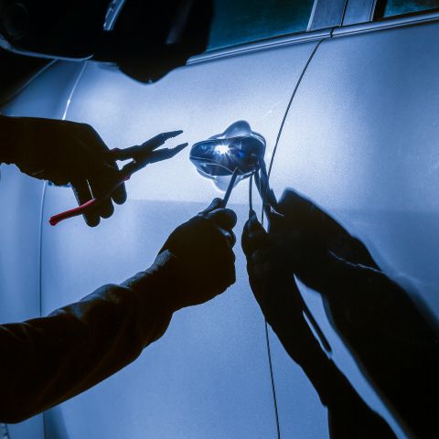 Tentativa de roubo de carro com ferramentas sendo usadas para arrombar a porta.